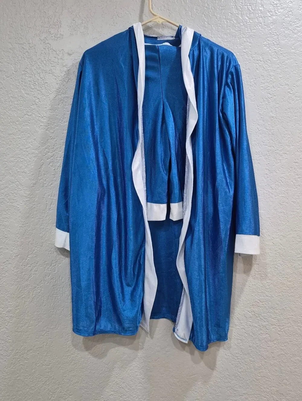 Kids 2-piece Everlast Boxing Robe And Short, see measurements, size tag missing.